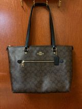 COACH Tote Bag in Signature Canvas Photo 0