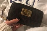 Michael Kors brown micheal kors wallet Photo 0