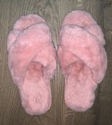 Fuzzy Slippers Pink Size 8 Photo 0