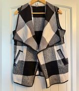 West Loop Buffalo Plaid Vest, Women's Sleeveless Black and White Vest, One Size Photo 0