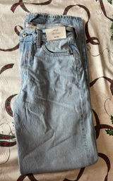Abercrombie High-Rise Loose Jeans Photo 0