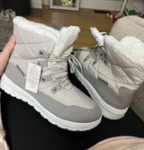 White 3m Insulated Winter Boots Size 9 Photo 0