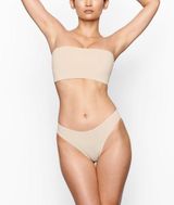 SKINS BRALETTE SIZE M COLOR SAND
FITS EVERYBODY
BANDEAU Photo 0