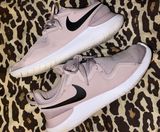 Nike Tennis Shoes Photo 0