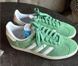 Adidas Classic Green and White Trainers Photo 0