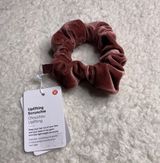 Lululemon Uplifting Scrunchie NWT Velvet Photo 0