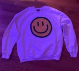 Boutique Smily Face Sweatshirt Photo 0