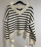 Abercrombie & Fitch Black and White Oversized V-neck Photo 0