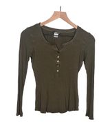 Venus  Ribbed Long Sleeve Top Scoop Neck Buttons Henley T-Shirt Olive Size XS Photo 0