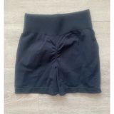 Amazon  Black Seamless Scrunch Butt Shorts 6” Size Medium Photo 0