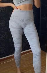 Med. Light Gray Seamless Camo Leggings Photo 0