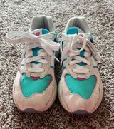 Tennis Shoes Photo 0