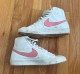 Nike Women’s Blazer Mid 77 Photo 0