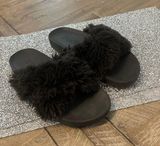 PINK - Victoria's Secret Pink fluffy slides Photo 0