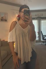 White lightweight top Photo 0