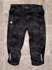 This product  cropped leggings Size Small EUC