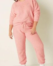 PINK
SHERPA CAMPUS CREW + CLASSIC PANT GIFT SET