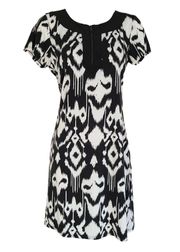 tiana b black and white knee length shift dress  with zipper collar detail

Size small
