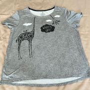 Secret treasures sz M grey SS graphic T-shirt w/giraffe “what’s up” EUC