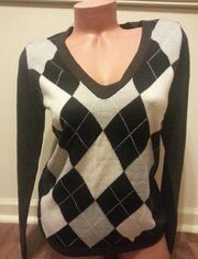 NWT Women’s New York & Co Argyle V neck Sweater Size Small Gray Multi-Colored