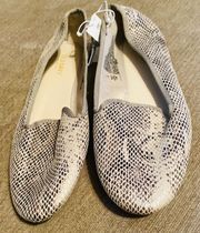 NWT  ballerina/ flat shoes size 8 animal print