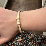Kate Spade Signed Bangle Bracelet Bow Tie Creamy White / Gold Tone - 7 3/4 Inch