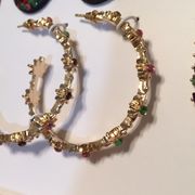 Steve Madden Faceted Open Hoops w Crystals red gr