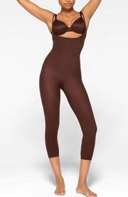 SKIMS EVERYDAY SCULPT OPEN BUST CATSUIT IN COCOA BROWN SIZE XXS