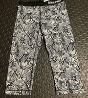 Nike  cropped leggings size large black and white snake print