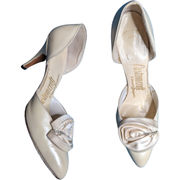 Vtg 60s Customcraft Ivory Leather Satin Rosette Pointed Toe Bridal Pumps 8 AAAA