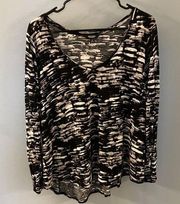 Vera Wang Women's Top -Size 1X Black & White Abstract