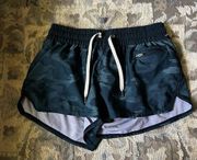 Vuori shorts size small camo