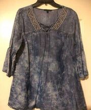 Signature studio acid washed embroidered bell sleeve blouse sz large