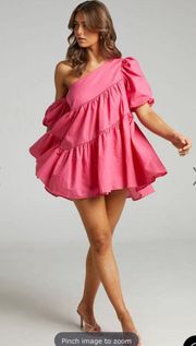 NWT  Puff Sleeve Flowy One Sleeve Harleen Mini Dress SOLD OUT in Size 8