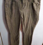 Vince army green jeans size 27, 98% cotton 2% waist 27 inches in inseam 29 “