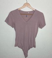 essentials v-neck pink bodysuit ( M )