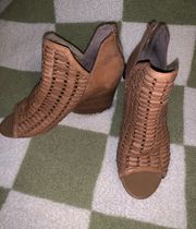 Donald/Pliner Tan Wedges 