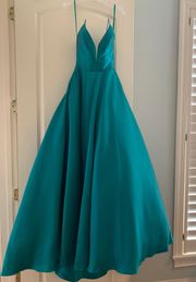 Allure Pageant or Homecoming Gown Size 0 -stunning emerald color!