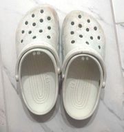 White crocs men’s five women’s seven