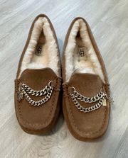 UGG NIB Women  Ansley Chain Moccasin Shoes Size 6 Chestnut