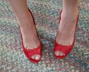 Red crinkle peep toe heel