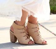 Hinge Tan Drea Pumps