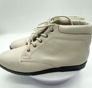 Accinte man made leather upper crème bootie size 5.5 great condition