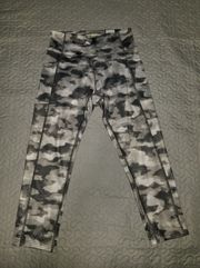 Tek Gear gray camo Capri Yoga Pants Cropped Athletic Activewear Gym Workout Sportswear