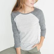 NEW MARINE LAYER BASEBALL RAGLAN IN ASH/FLAX TEE