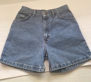 Wrangler Vintage 90s  high waist denim jean shorts, size 8