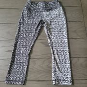 Reebok Cropped Leggings Pants xs. Black and white graphic design