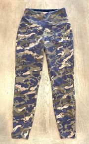 Mint high waisted  camo cropped leggings. Sz S