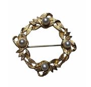 Lee Co. Gold Tone Wreath Brooch with Faux Pearls vintage signed