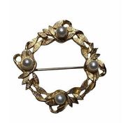 Lee Co. Gold Tone Wreath Brooch with Faux Pearls vintage signed